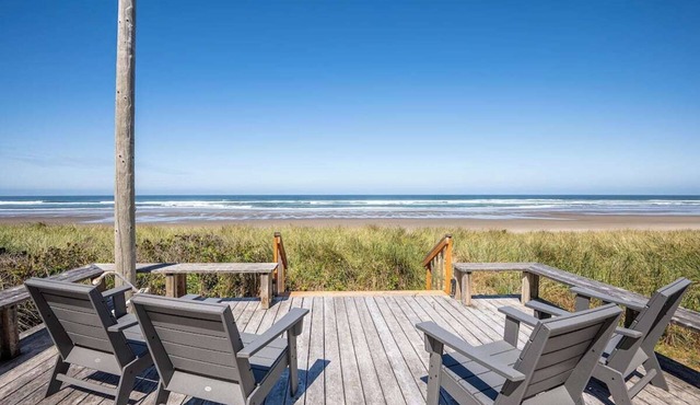 Charming oceanfront 2-bedroom cottage in Rockaway Beach with AC, WiFi