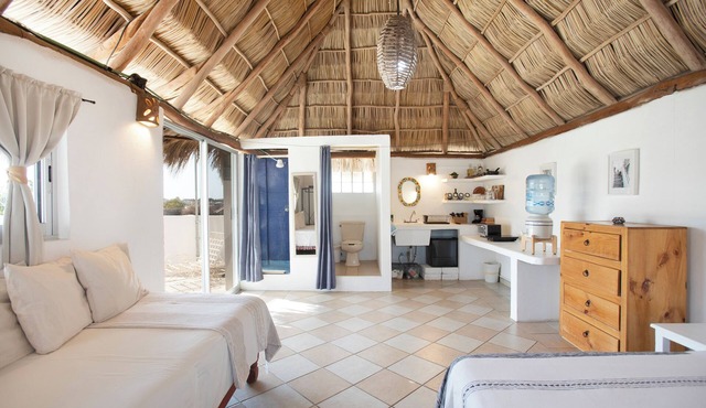 Charming rooftop bungalow 1 block from the beach!