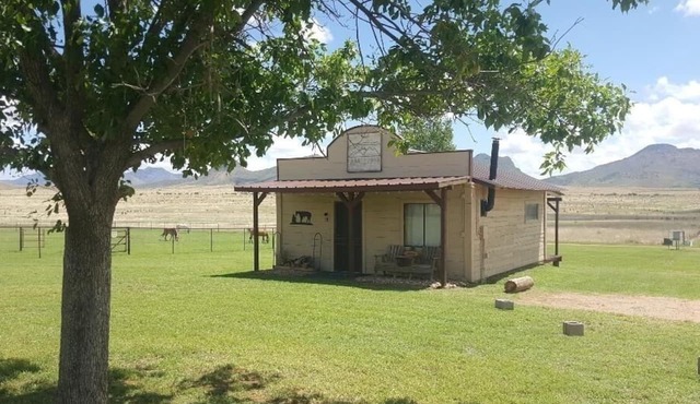 Charming Rustic Ranch Cabin With Mountain Views Near Wineries in Elgin