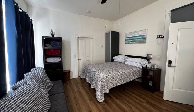 Charming Studio close to convention center with AC