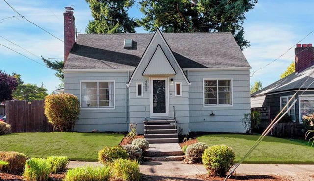 Charming Tudor w/Fenced Yard in Walkable NE PDX