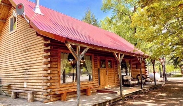 Charmingly Rustic, Mountain River Ranch Cabin