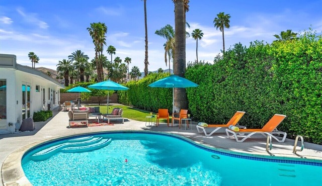 Chateau Palm Springs – Stylish Mid-Century Home with Pool, Piano, Views & Citrus Trees
