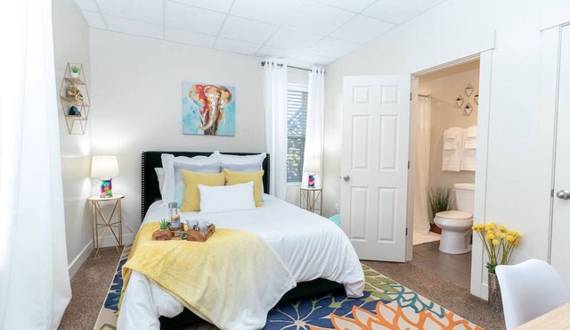 Cheery & Comfortable Apartment Near Downtown – Ideal for Extended Stays