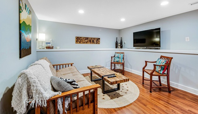 Chic condo with WiFi and access to peaceful backyard - next to Woodland Park
