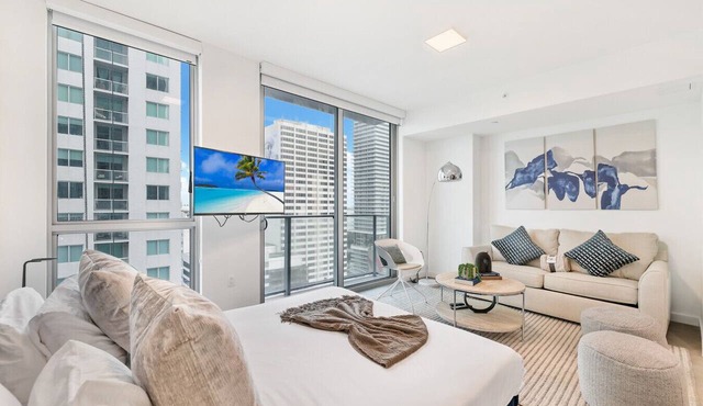 Chic Downtown Studio With Rooftop Pool and Gym