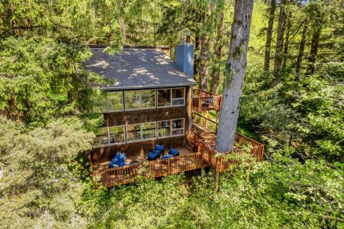 Classic woodland home with gorgeous setting great deck - 2 dogs OK