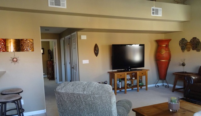 CLEAN & QUIET LUXURY CONDO FOR THOSE WANTING TO ESCAPE FROM WINTER, FREE WIFI