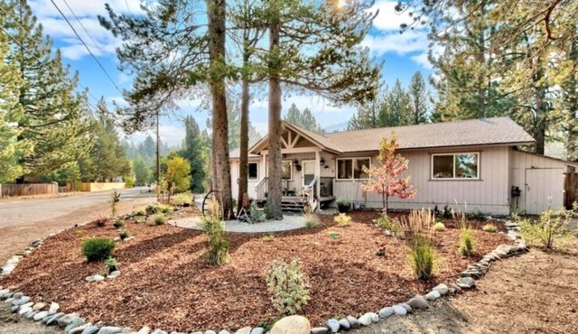 Close to golf and river! Big yard, hot tub, great location!