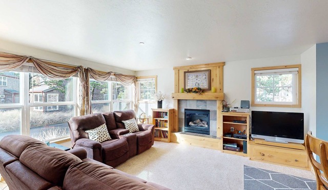 Coastal home walking distance to the beach with outdoor shower and fireplace