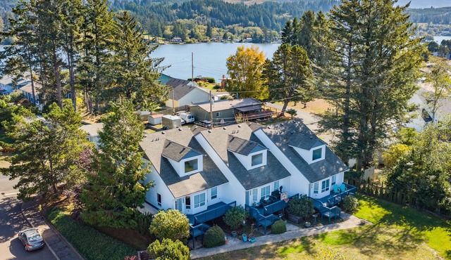 Coastal Retreat, walk to Lake, mins to Ocean, Casino, Shopping