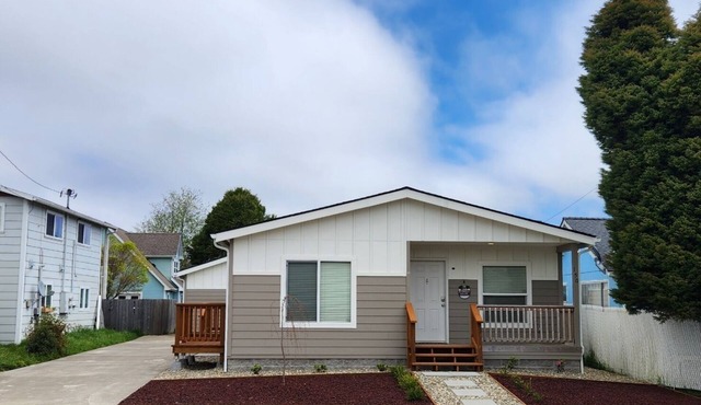 Coastal Retreat with dune access!