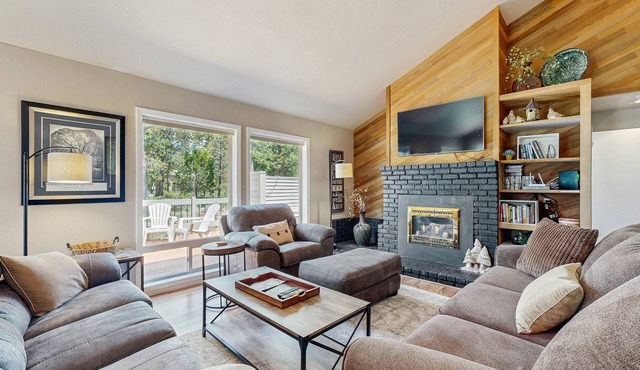 Comfortable Family Home with Private Hot Tub & SHARC Passes