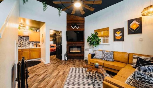 Compass WEST! A Boho Bungalow Fast Wi-Fi A/C