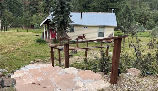 COMY, COZY COTTAGE! HOT TUB ! PETS BY APPROVAL. BOOK NOW SUMMER'S FILLING UP!