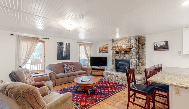 Condo on the Yosemite boundary with central AC & EV charger