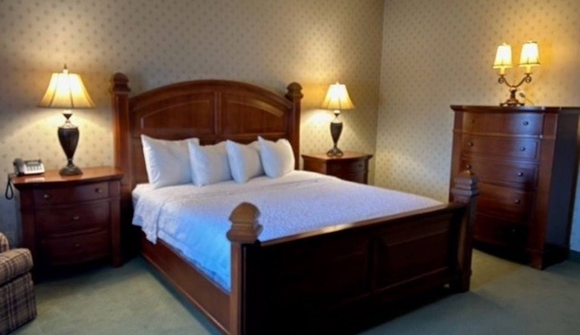 Convenient Fresno Stay – Minutes from Airport w/Free Shuttle