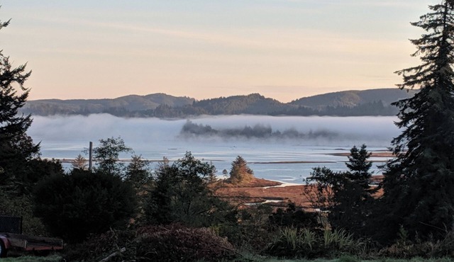 Coos Bay View 2-bedroom apartment with bonus third room