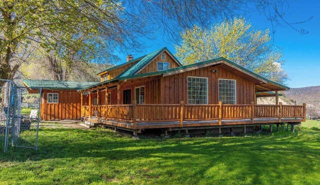 Countryside Retreat: Chef's Kitchen, Huge Yard, BBQ and So Many Stars!