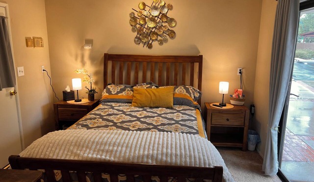 Cozy 1-bedroom private guest room in tranquil Hemet with AC