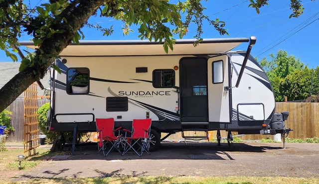 Cozy 1-bedroom recreational vehicle in Springfield, Oregon with AC