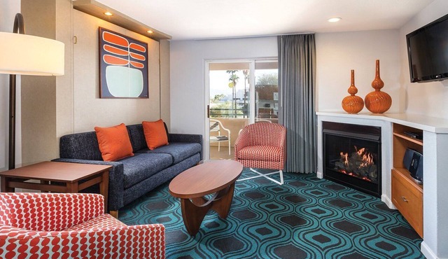 Cozy 1-bedroom resort with AC, fitness room & pool in beautiful Palm Springs