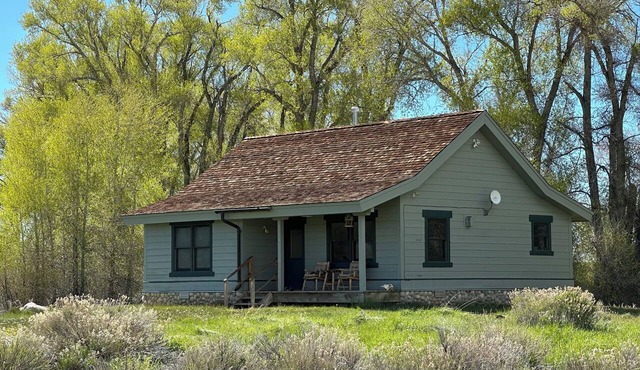 Cozy 2-bedroom cabin on private 1200 acre ranch; wildlife, views, adventure
