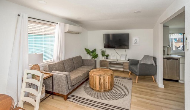 Cozy 2 Bedroom Home, Private Backyard with Hot Tub