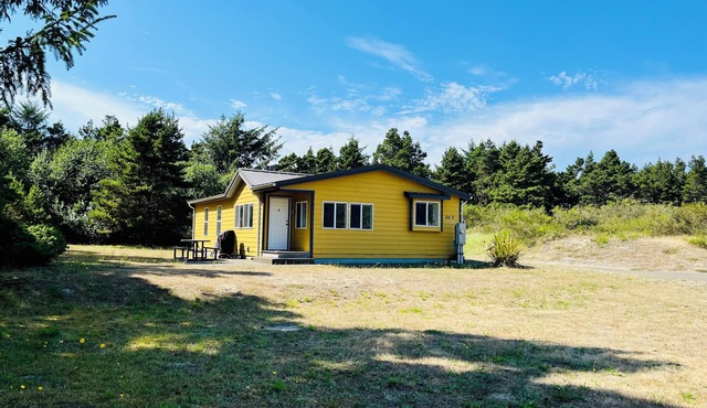Cozy 2-bedroom house in Westport, 5 minute walk to beach