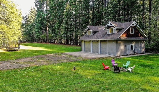 Cozy 2-bedroom LAKE HOUSE in charming Cougar with cool AC