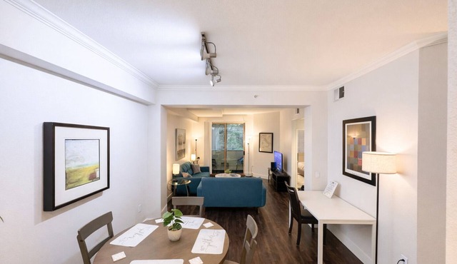 Cozy 2BR/2BA Near UCLA & Westwood AC, Gym, and Pool