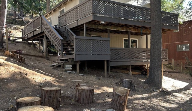 Cozy 3-bedroom chalet with loft in charming Mi-Wuk Village.