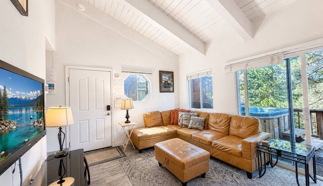 Cozy 3 bedroom town home close to Heavenly, Private Hot Tub (SL223A)
