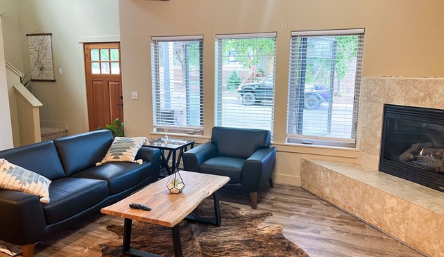 Cozy 3-bedroom w/fireplace & office near Old Mill