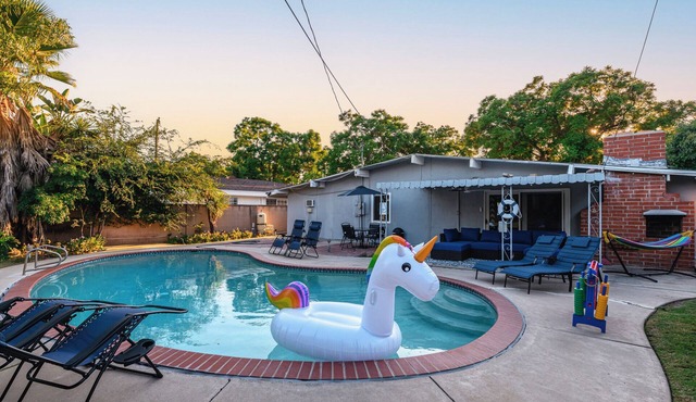 Cozy 4-bedroom house with Pool. Mins to Disney