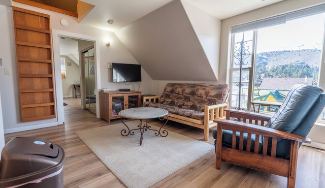 Cozy apartment located on Main St. June Lake
