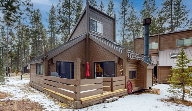 Cozy cabin in Sunriver with SHARC amenities, washer/dryer, & dog-friendly