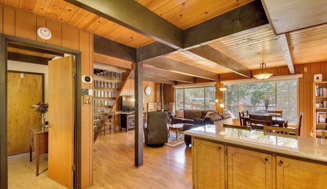 Cozy Cabin on the Cove, Large Deck & Private Dock