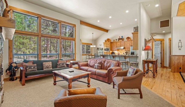 Cozy Cabin w/hot tub- 5 mins to SHARC(included)