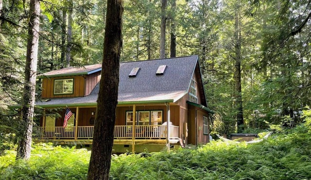 Cozy Cascade Cabin. Relaxing Hot Tub, Secluded, Spacious and Creek Nearby
