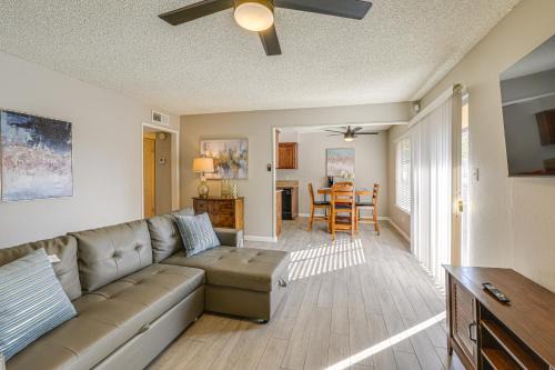 Cozy Fresno Condo w/Balcony & Pool Access