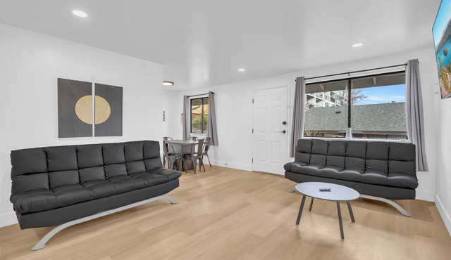 Cozy Haven Stay/2 Baths/Sleeps 6