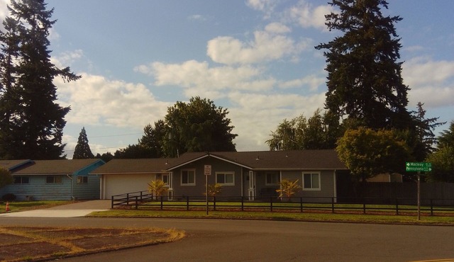 Cozy home in Salem near I-5.