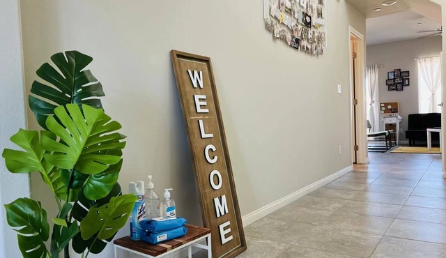 Cozy home/up to 8ppl/15 mins to strip