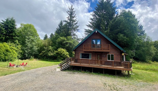Cozy large cabin with sleeping loft in Forks WA