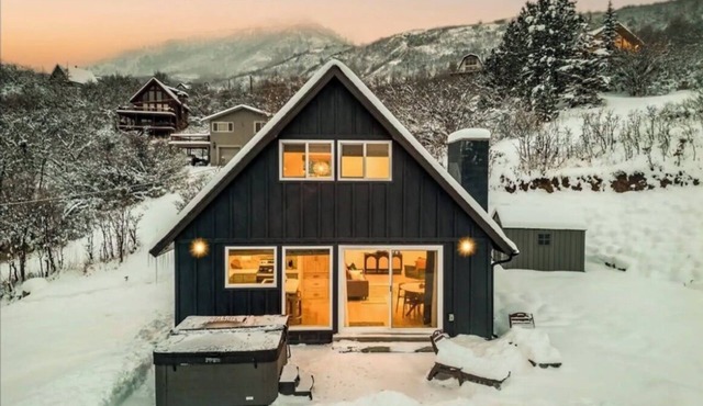 Cozy Little Cabin w/Hot Tub