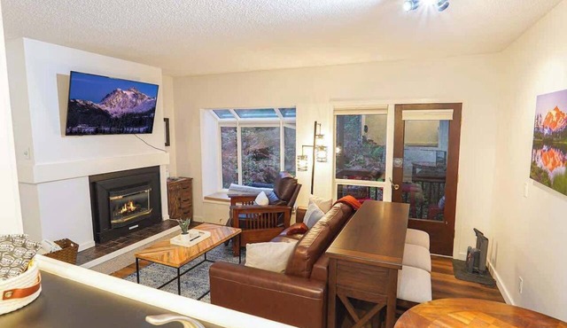 Cozy Luxe corner Condo - King Bed - Fireplace