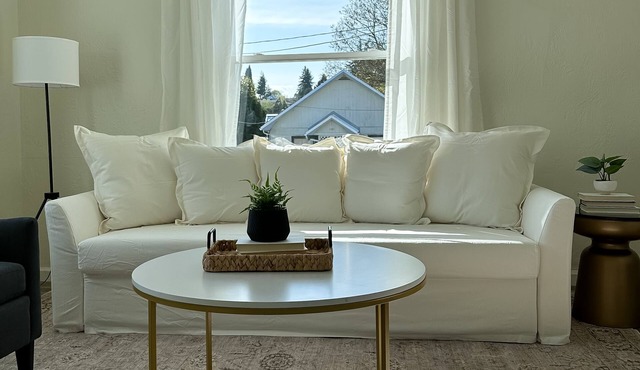Cozy Newly Remodeled Cottage Minutes from Ferry! Peaceful Retreat!