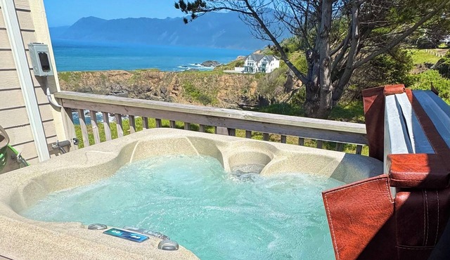 Cozy Oceanview!by OceanviewHotTubs Tesla Charging Oceanfront! Shelter Cove, CA