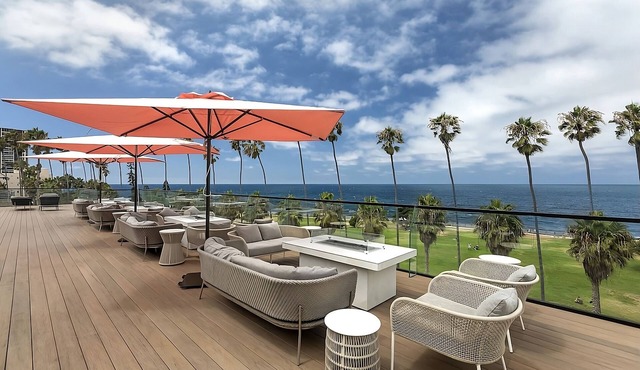 Cozy Queen Accommodation at La Jolla Cove Hotel